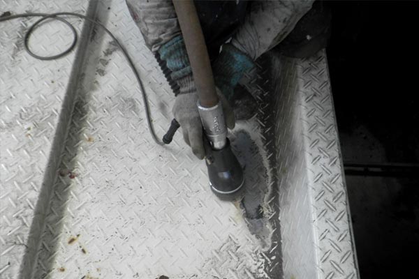 回収式ブラスト　粉塵を出せない場所でも作業ができます